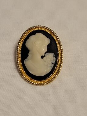 Vtg Classic Black & Cream Cameo Gold-Tone Brooch  - Timeless Elegance